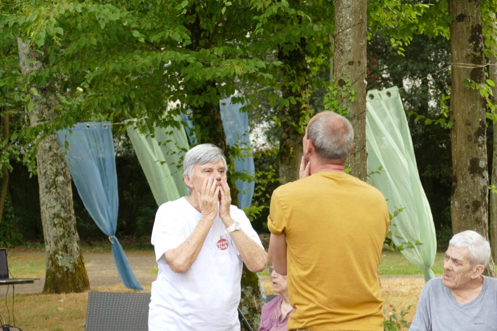 eux-hommes-agees-debouts-qui-font-des-gestes-avec-leurs-mains