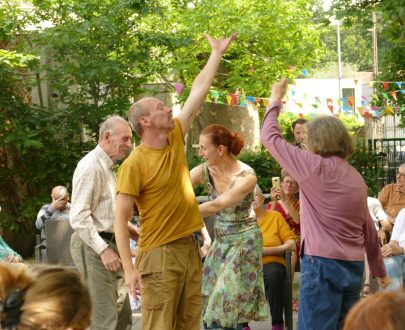 des-personnes-qui-levent-leurs-mains
