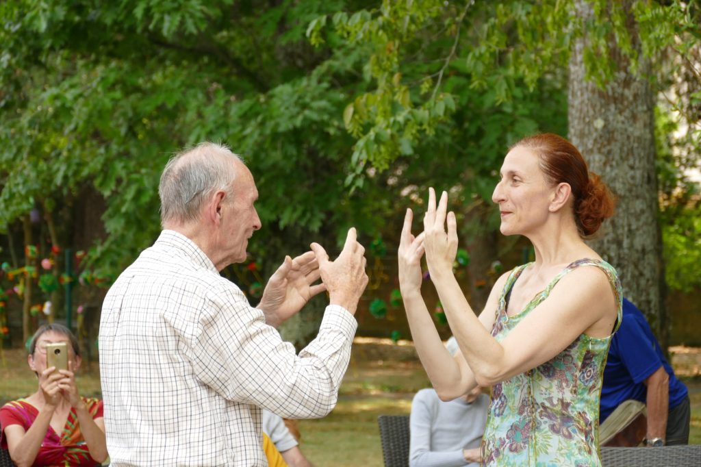 une-femme-et-un-homme-agee-qui-font-des-gestes-avec-leurs-mains